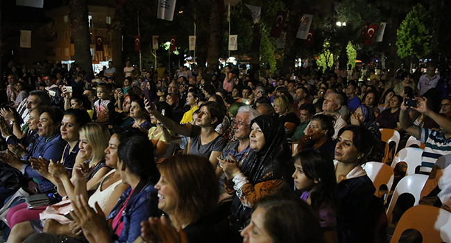 DENİZLİLİLERDEN YAZ KONSERLERİNE BÜYÜK İLGİ