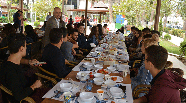 ÖZBAŞ ÜNİVERSİTE ÖĞRENCİLERİ İLE YEMEK YEDİ