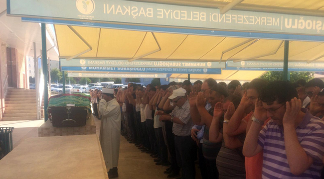 ÖLEN KARDEŞLERİ ARKADAŞLARI SİYAH TİŞÖRTLERLE UĞURLADI