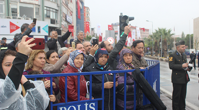 DENİZLİ'DE 29 EKİM YAĞMUR ALTINDA KUTLANDI