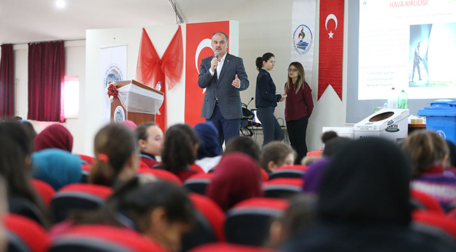 ÖĞRENCİLERE GERİ DÖNÜŞÜMÜN ÖNEMİNİ ANLATTI