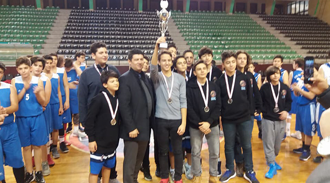 BASKETBOLDA YILDIZLAR KUPALARINI ALDI
