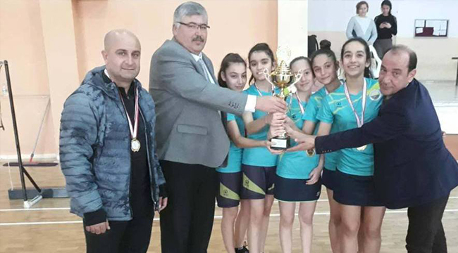 BADMİNTON ŞAMPİYONLARI KUPALARINI ALDI