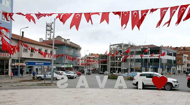 TAVAS’TA YER GÖK KIRMIZI BEYAZ