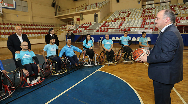 GÜRLESİN BASKETBOL TAKIMINA MORAL VERDİ