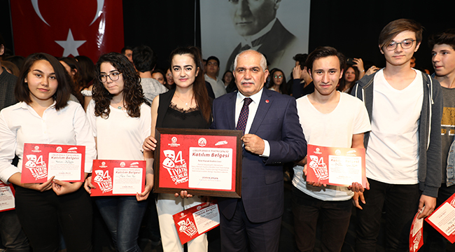 GENÇLERİN TİYATRO ŞENLİĞİNDE MUHTEŞEM GALA