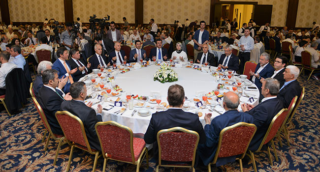 ZEYBEKCİ, DENİZLİ PLATFORMU’NUN İFTARINDA KONUŞTU