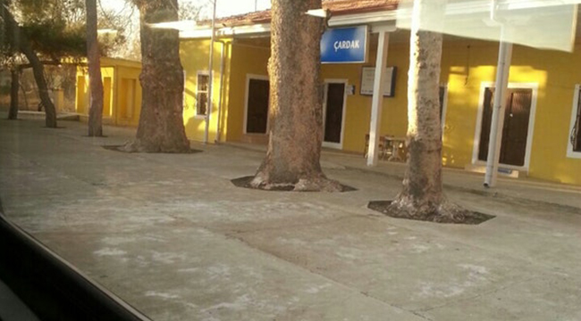 ÇARDAK’TA TREN TIR'A ÇARPTI