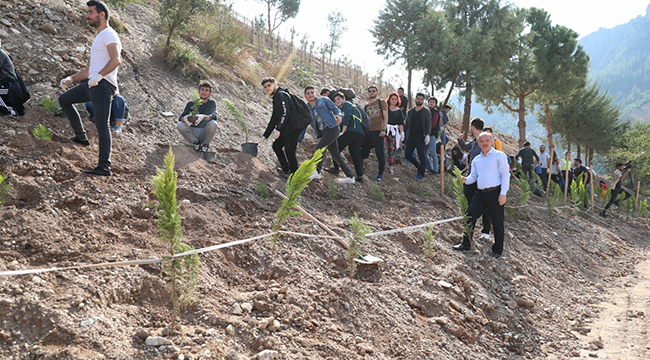 BAŞKAN GÜRLESİN ÖĞRENCİLERLE FİDAN DİKTİ