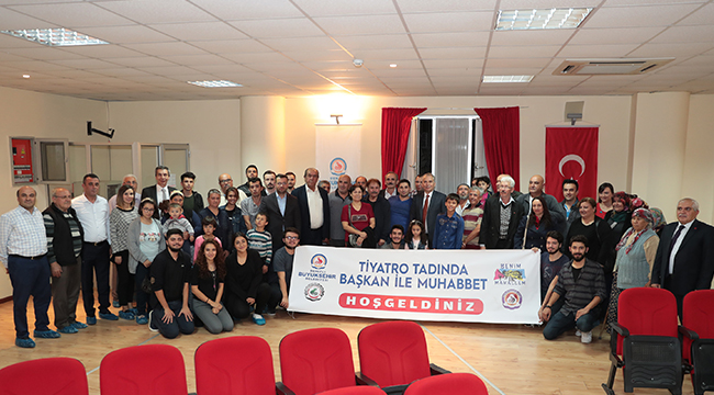 ÖNCE TİYATRO İZLEDİ SONRA SOHBET ETTİ