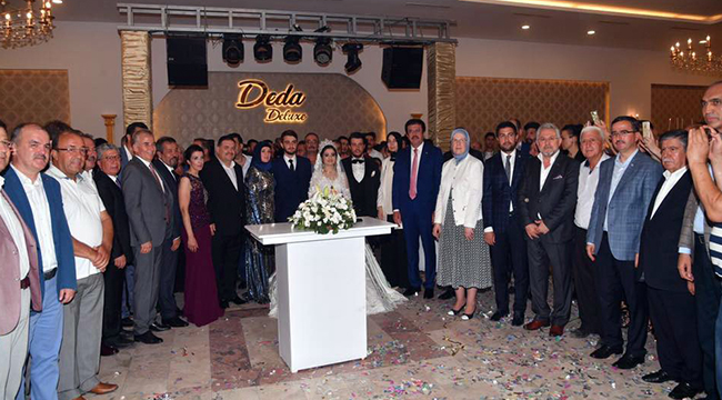 BAŞKAN DEVECiOĞLU KIZINI EVLENDiRDi
