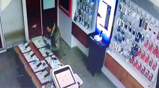 22 SANİYELiK HIRSIZLIK ANI KAMERADA