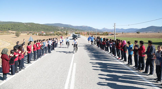 DÜNYA BARIŞ KOŞUSU ATLETLERİ ÇAMELİ'DEN GEÇTİ