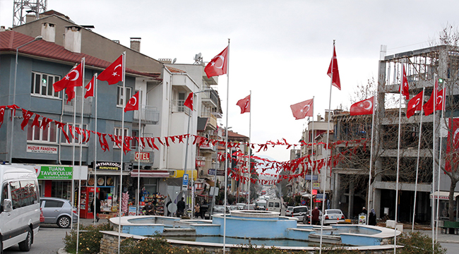 TAVAS’TA YER GÖK KIRMIZI BEYAZ