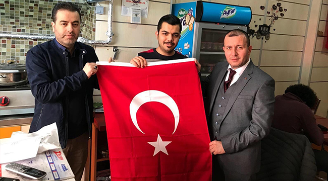 ZEYTİN DALI'NA DESTEK İÇİN BAYRAK DAĞITTILAR