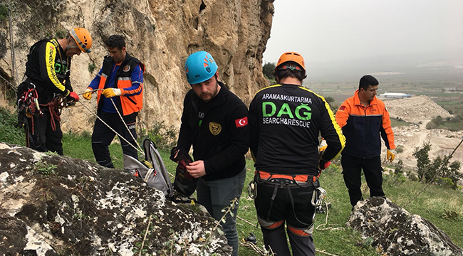 HONAZ'DA MAHSUR KALAN KEÇİ HALATLA KURTARILDI