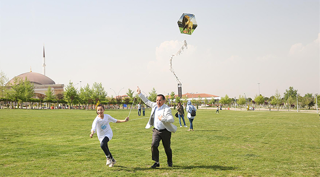 PAÜ'DEN OTİZM FARKINDALIK UÇURTMA ŞENLİĞİ