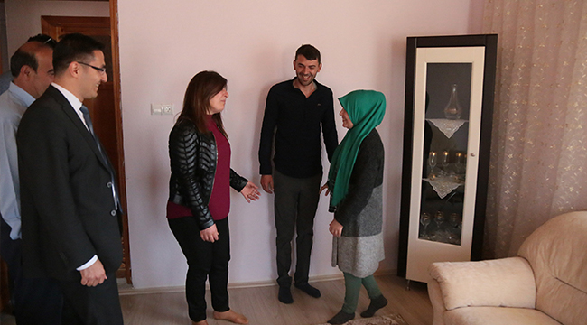 GENÇ ÇİFTE DÜĞÜN HEDİYESİ SEVGİ ELİ'NDEN GELDİ