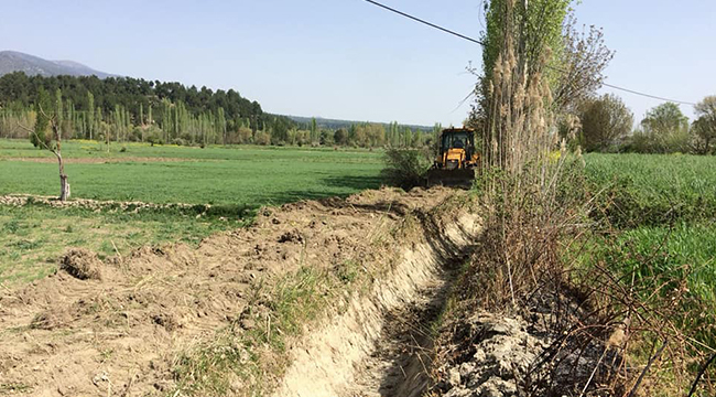 ACIPAYAM’DA DRENAJ VE KANAL TEMİZLİĞİ SÜRÜYOR