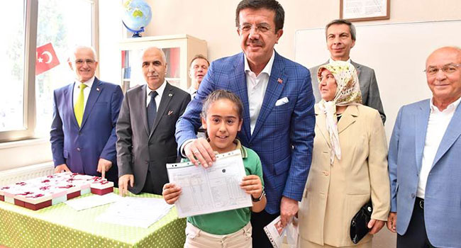 BAKAN ZEYBEKCİ VE VALİ KARAHAN KARNE DAĞITTI