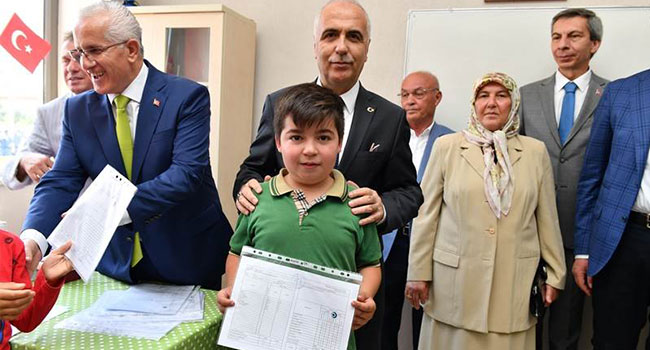 BAKAN ZEYBEKCİ VE VALİ KARAHAN KARNE DAĞITTI