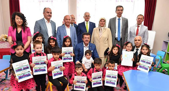 BAKAN ZEYBEKCİ VE VALİ KARAHAN KARNE DAĞITTI