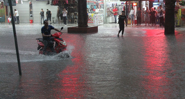 150 DÜKKANIN BULUNDUĞU İŞ HANINI SU BASTI