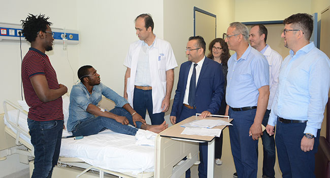 HASTANE YÖNETİMİ HASTA VE PERSONELLE BAYRAMLAŞTI