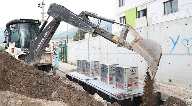 YERALTI ÇÖP KONTEYNIRLARI YERLEŞTİRİLİYOR