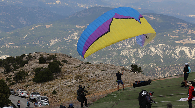 2140 METRE YÜKSEKLİKTEN ATLADILAR
