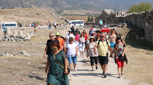 PAMUKKALE 9 AYDA ZİYARETÇİ REKORU KIRDI
