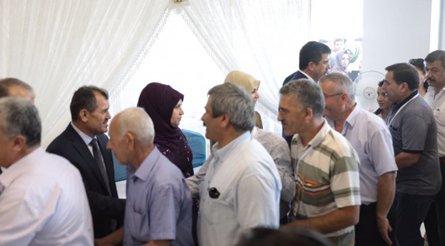 ZEYBEKCİ, GELENLERLE TEK TEK İLGİLENİYOR