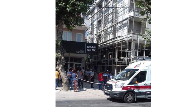 İŞÇİLERİN İSKELEDEN DÜŞME ANI KAMERADA