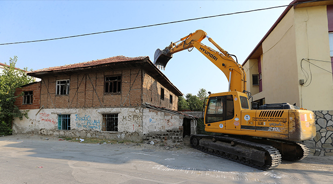 PAMUKKALE’DE METRUK BİNALAR BİR BİR YIKILIYOR