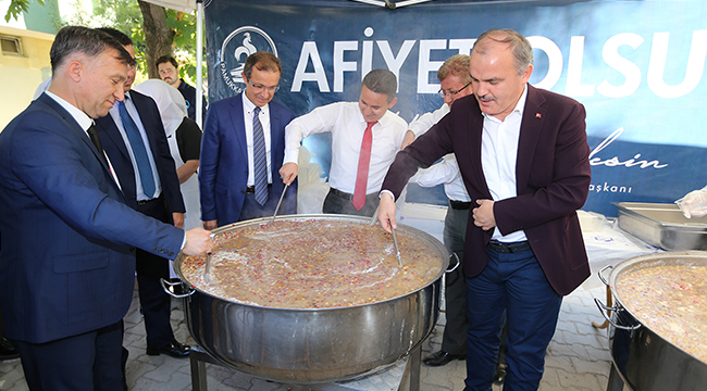 GÜRLESİN, KYK ÖĞRENCİLERİNE AŞURE İKRAM ETTİ