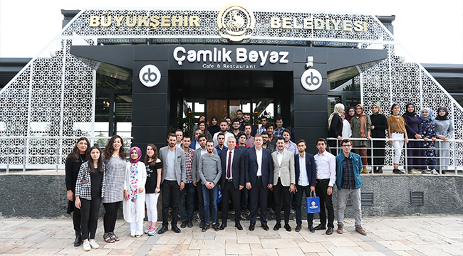 BAŞKAN ZOLAN, ÜNiAKLI GENÇLERİ AĞIRLADI