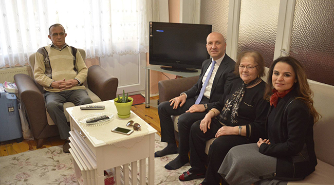 BAŞKAN ÖZBAŞ, ÖĞRETMENİNE 39 YILI HEDİYE ETTİ