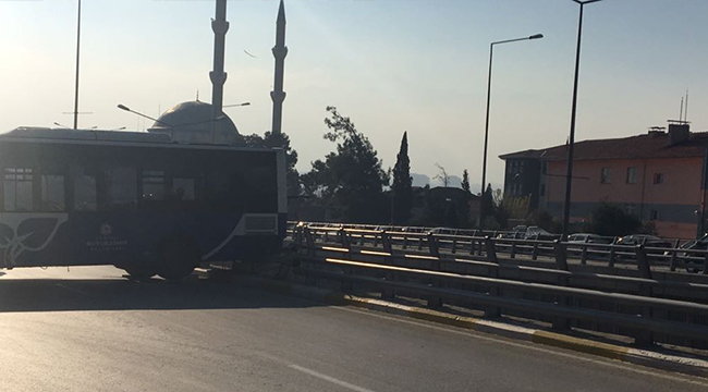 FRENİ BOŞALDI,BARİYERLERE ÇARPTI