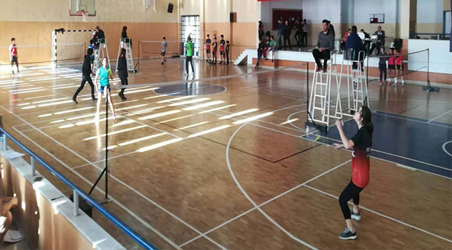 BADMİNTON ŞAMPİYONLARI KUPALARINI ALDI