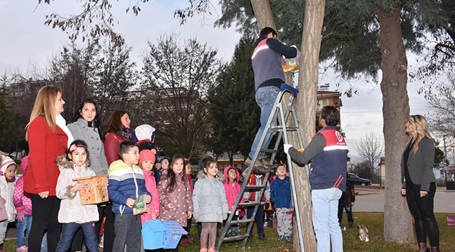 ACIPAYAMLI MİNİK ÖĞRENCİLERDEN KUŞLAR İÇİN YUVA
