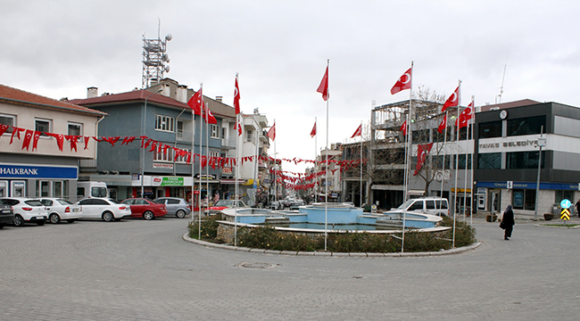 TAVAS’TA YER GÖK KIRMIZI BEYAZ