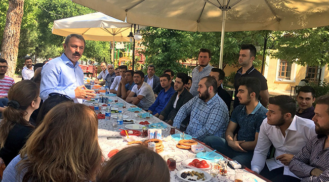 TİN GENÇLERLE KAHVALTIDA BULUŞTU