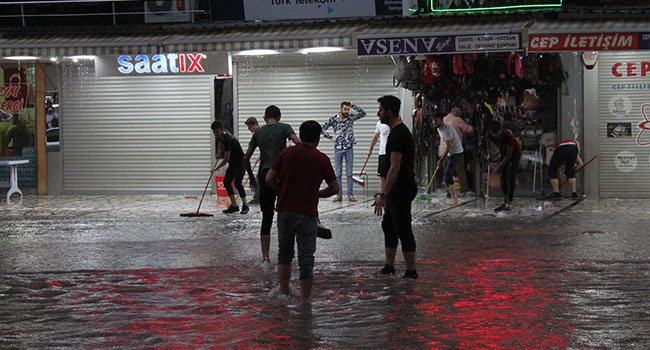 150 DÜKKANIN BULUNDUĞU İŞ HANINI SU BASTI
