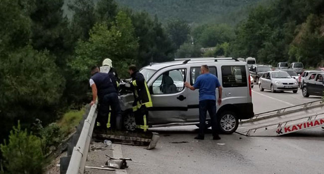 ZİNCİRLEME TRAFİK KAZASI: 1 ÖLÜ, 9 YARALI
