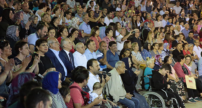 İZLEYENLER UNUTULMAZ BİR GECE YAŞADI
