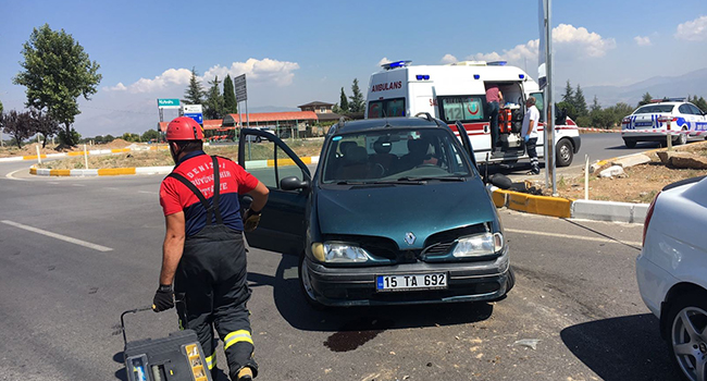 İKİ ARAÇ ÇARPIŞTI 6 YARALI