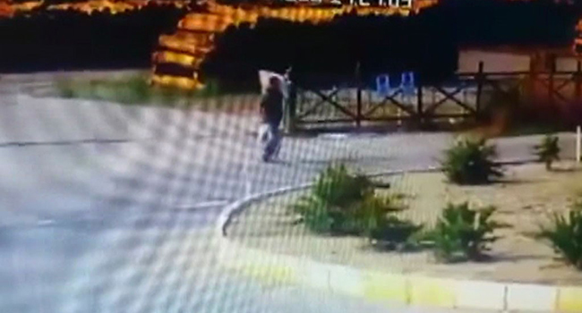 GÖRENLERİ DEHŞETE DÜŞÜREN KAZA GÜVENLİK KAMERASINDA