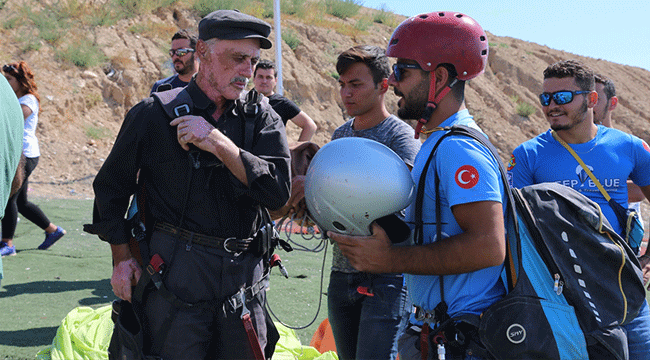 ŞEHİT BABASI YAMAÇ PARAŞÜTÜ İLE UÇTU