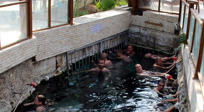 PAMUKKALE'NiN TARiHi HAVUZUNA TURİST AKINI