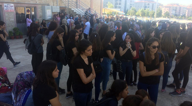 ÖLEN KARDEŞLERİ ARKADAŞLARI SİYAH TİŞÖRTLERLE UĞURLADI